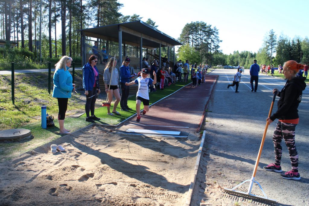 Kuva 1 pituushyppy edellyttaa hyvaa vauhdin ja ponnistuksen hallintaa 1.jpg