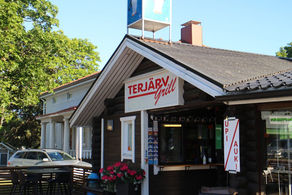 Kuva 1 grilli sijaitsee teerijarven lapi kulkevan kirkkopolun varrella.jpg