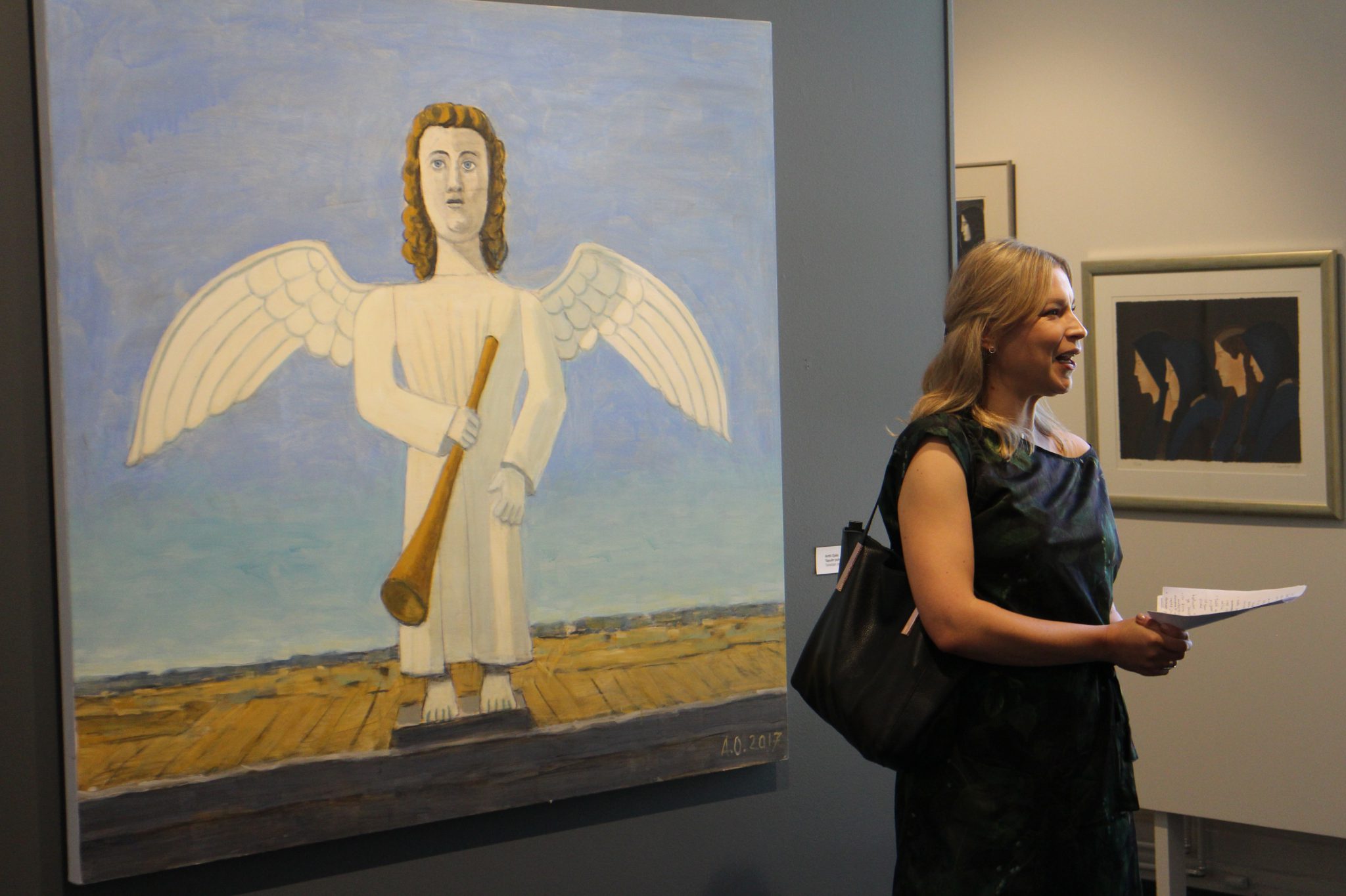 Kuva 1 alkio avasi tilaisuuden kertomalla nayttelyn jarjestelyjen taustoista.jpg