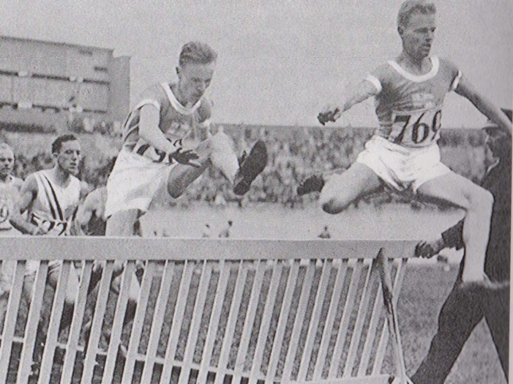 Kuva 1 amsterdamissa juostussa finaalissa toimitsijat pitivat aitoja pystyssa estejuoksun ajan.jpg