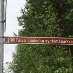 Kuva 2 pietarsaarentien varressa on opasteet loukolan syntymapaikalle.jpg