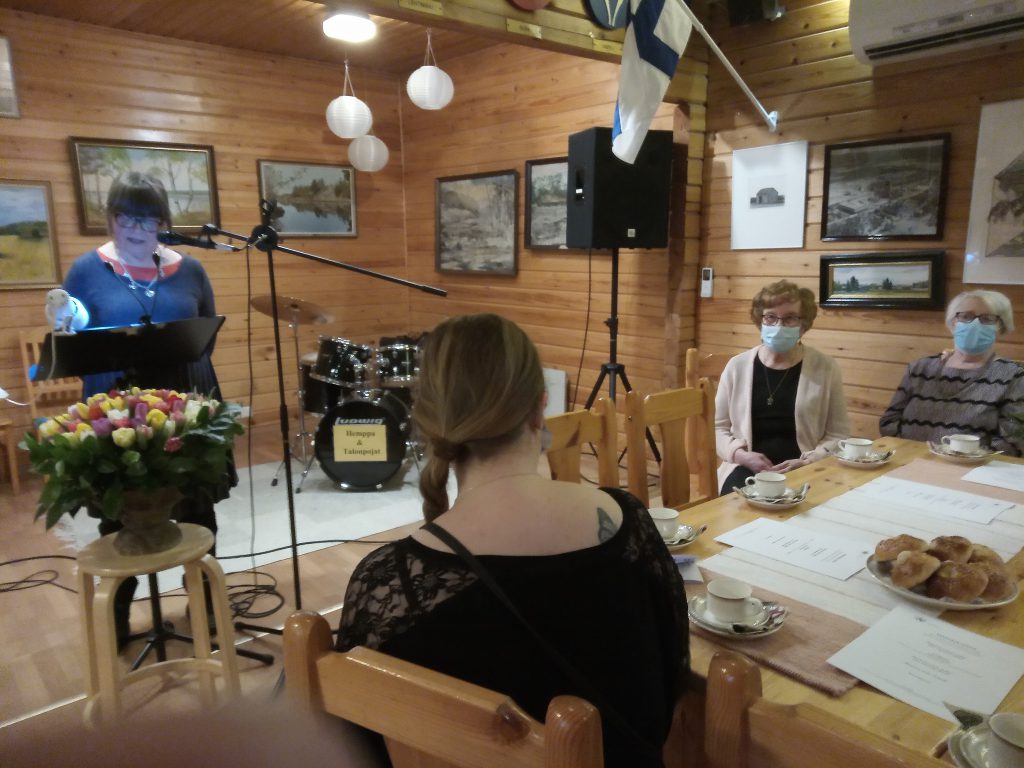 Ritva karhula pitamassa puhetta kalevalan paivana jarviseututalolla.jpg