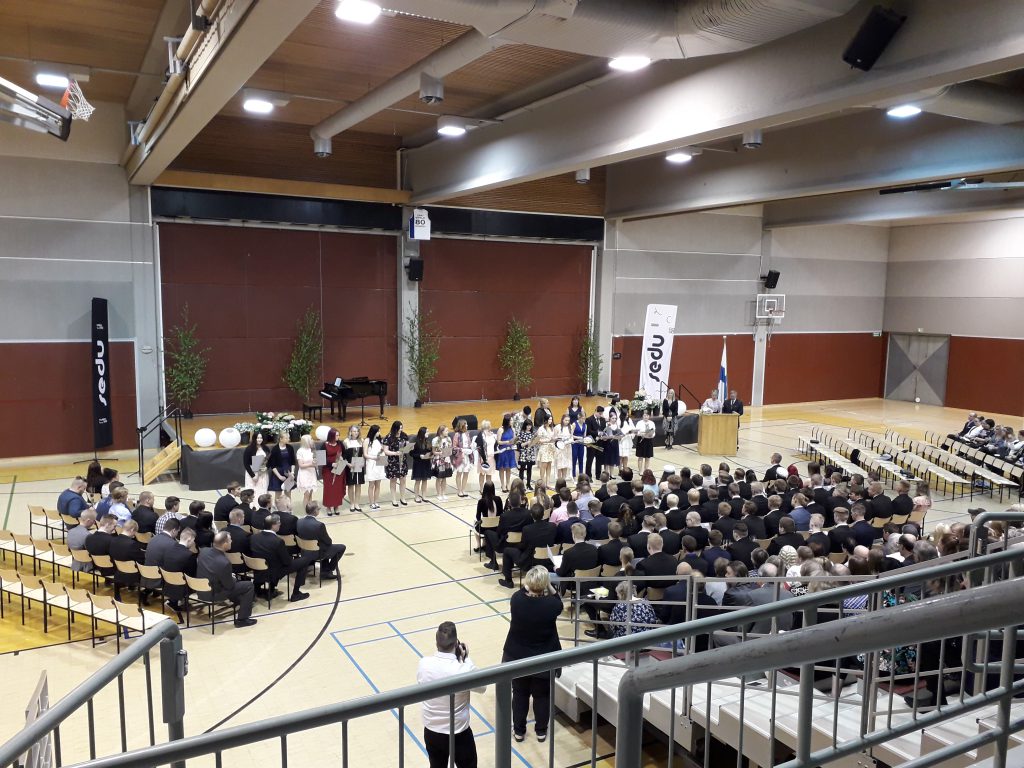 Valmistujaisjuhlat jarjestettiin lapuan urheilutalolla.jpg