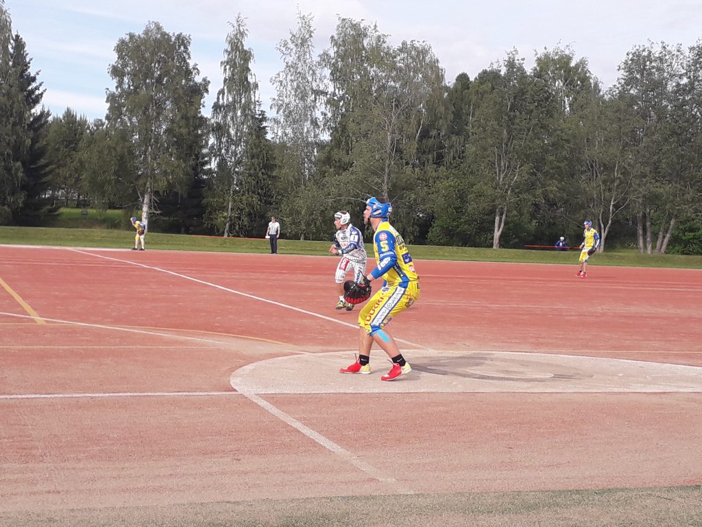 Sasu iivarinen pitamassa karkietenija sillanpaata varpaillaan.jpg