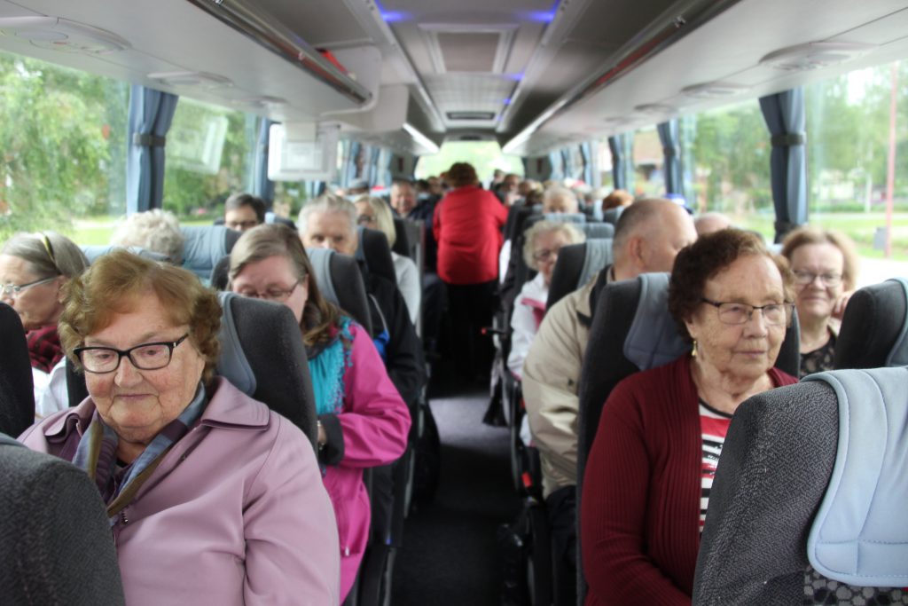 Kortesjarvi seuran jarjestamalla kylakierroksella oli 54 henkiloa eli bussi taynna.jpg