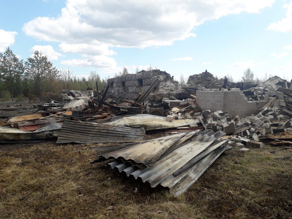 Kuva 1 navettarakennus tuhoutui palon jaljilta taydellisesti.jpg